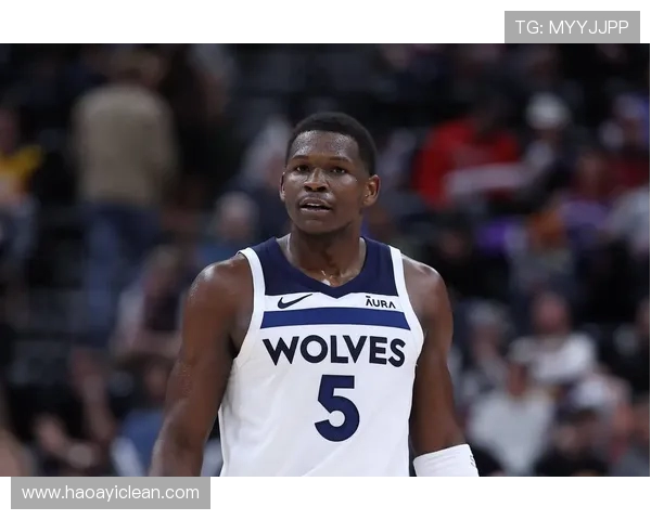 爱德华兹赛前早早进场热身态度坚定或暗示今日出战决心