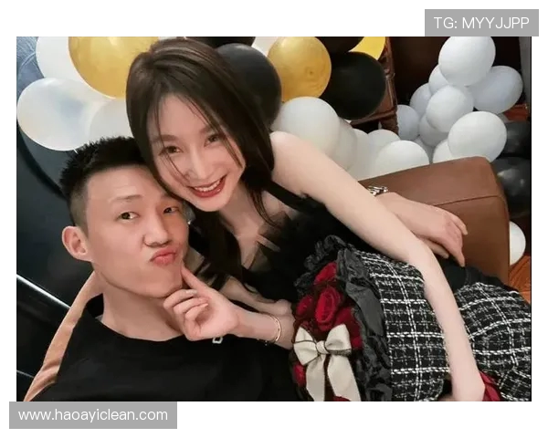 周鹏携妻温情亮相篮球杂志封面展现赛场硬汉柔情爱情样本